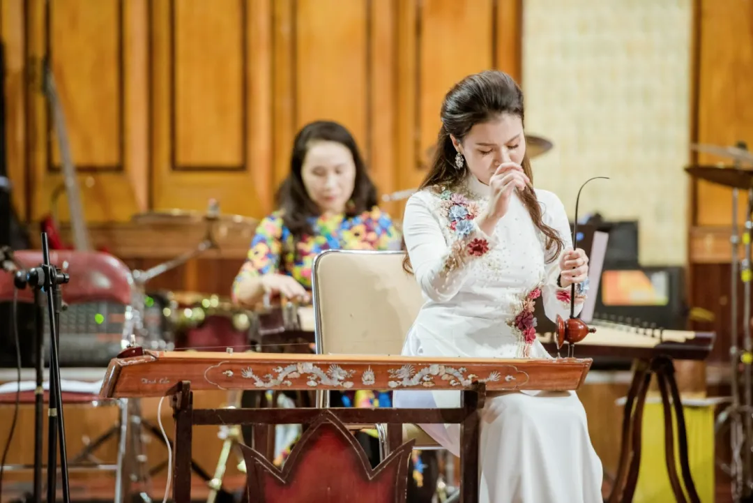 Vietnam D an Bầu: The core instruments of folk music and their maintenance techniques and the music creation experience of Songdio AI